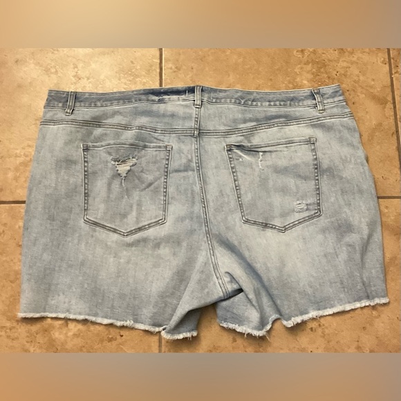 Lane Bryant Mid- Rise Girlfriend Denim Shorts with Flex Magic Waistband - Picture 2 of 5